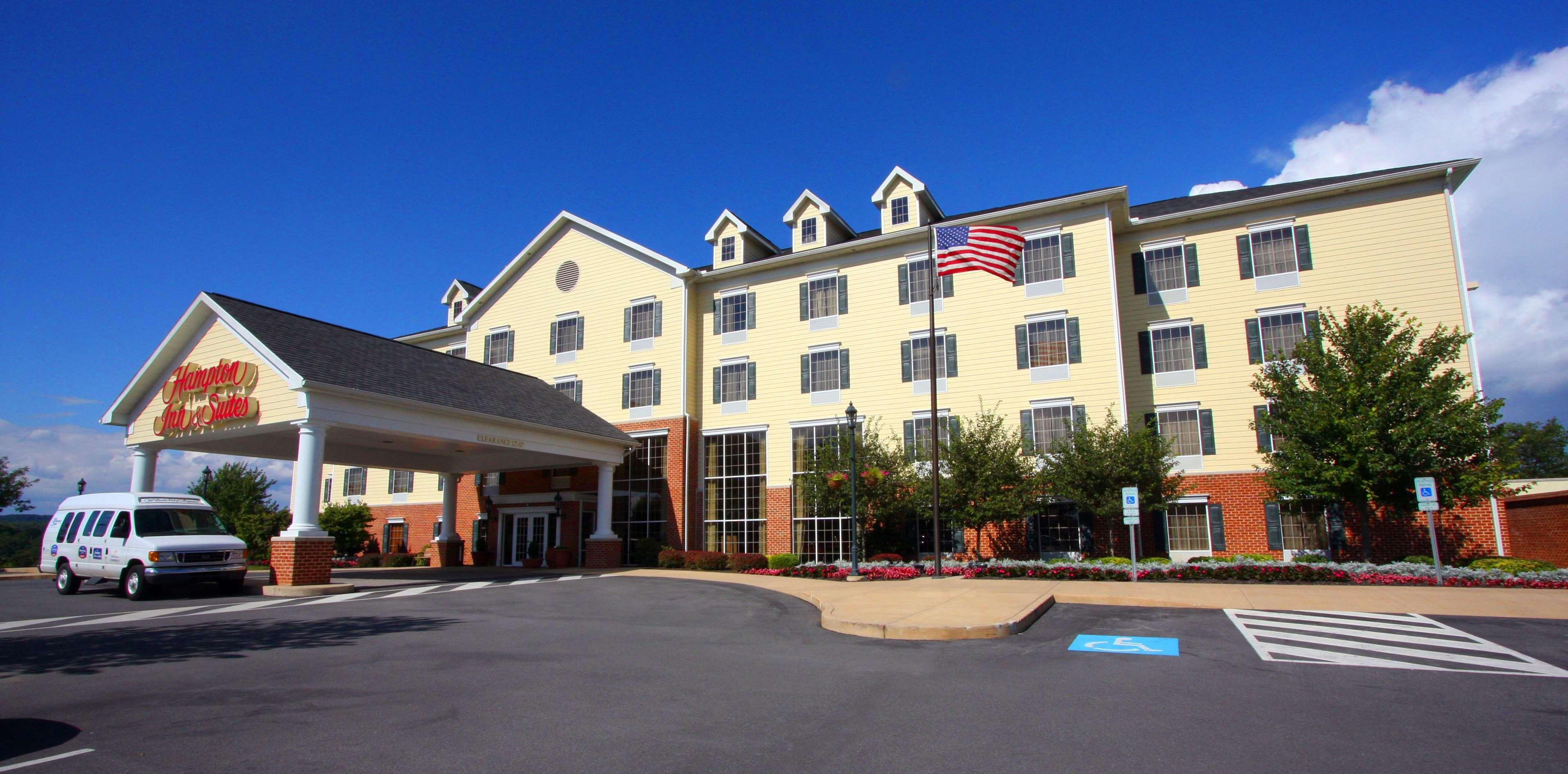 Hampton Inn & Suites State College At Williamsburg Square Exterior photo