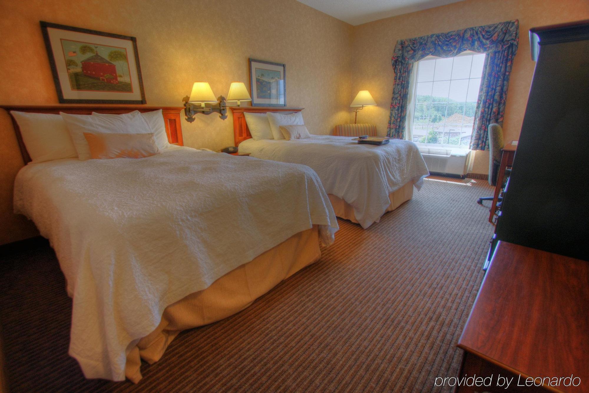 Hampton Inn & Suites State College At Williamsburg Square Room photo