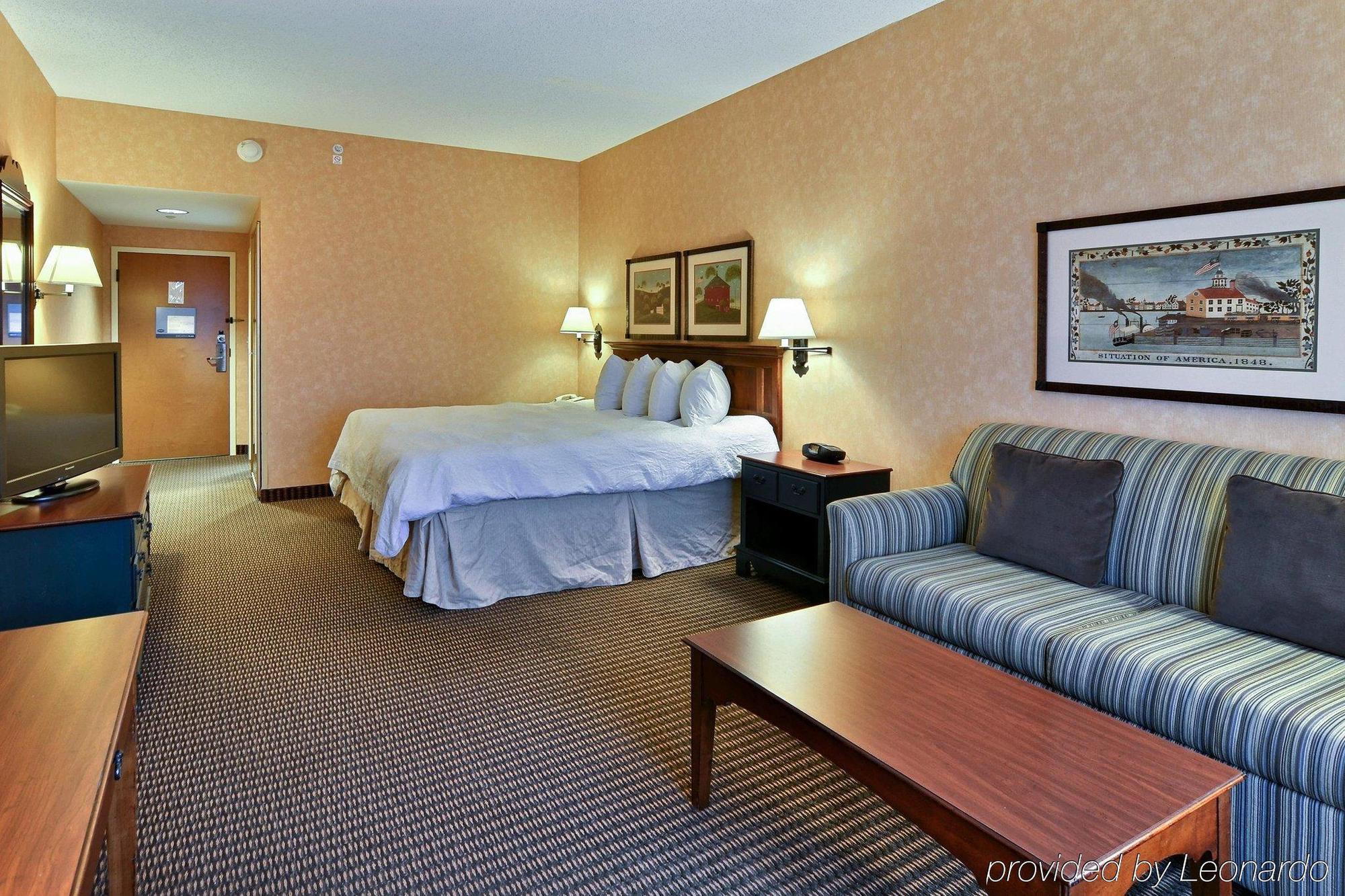 Hampton Inn & Suites State College At Williamsburg Square Exterior photo